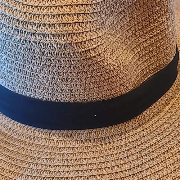 Stylish Straw Sun Hat with Black Band - Picture 4 of 7